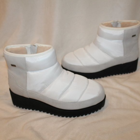NIB UGG MINI RIDGE PUFFER‎ WATERPROOF QUILTED BOOTS WHITE - Picture 2 of 8